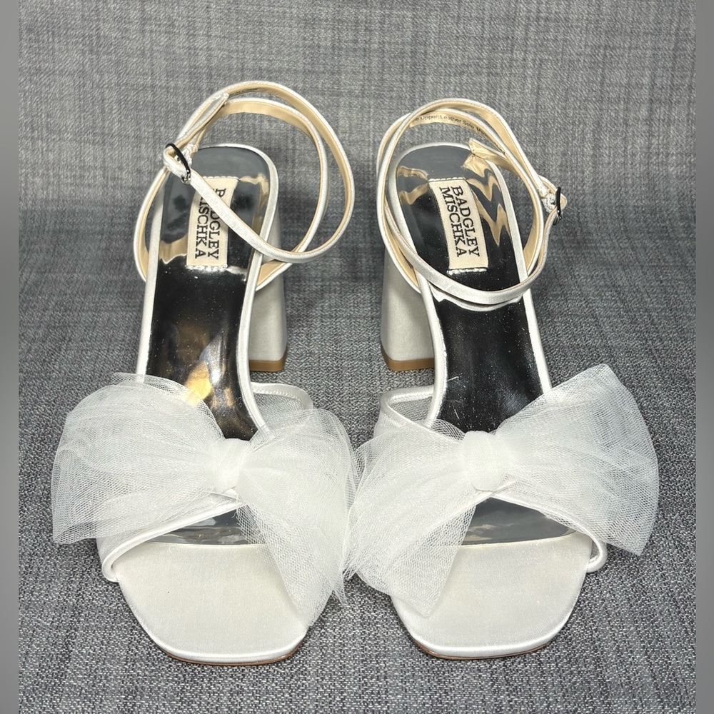 Badgley Mischka Tess Tulle Bow Block Heel Sandals White Satin Size 7.5 - Picture 3 of 7